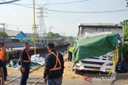 Satu tewas setelah KA Harina tabrak truk di perlintasan Kaligawe Semarang