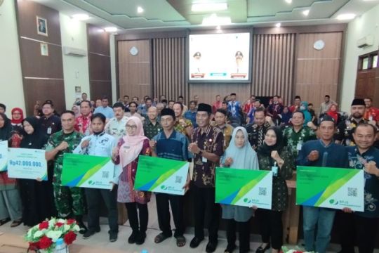 BPJS Ketenagakerjaan Semarang Majapahit serahkan kartu kepesertaan pekerja rentan