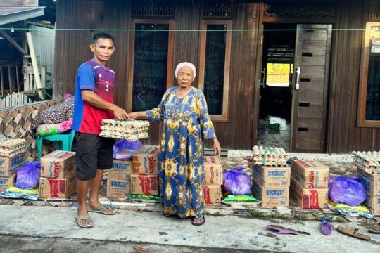 Anggota DPRD Barut serahkan bantuan korban kebakaran Desa Lemo II