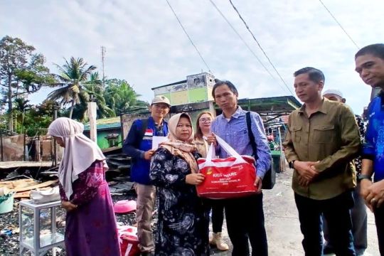 Legislator Barut dampingi Pj Bupati serahkan bantuan kebakaran di Desa Lemo II