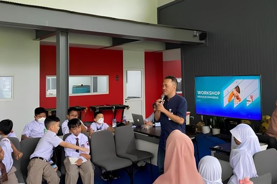 Indra Defandra, hobi baca buku membawanya keliling dunia