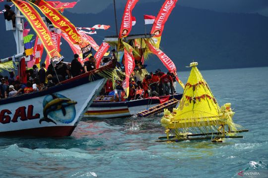 Tradisi Labuh Laut Sembonyo Pelabuhan Trenggalek