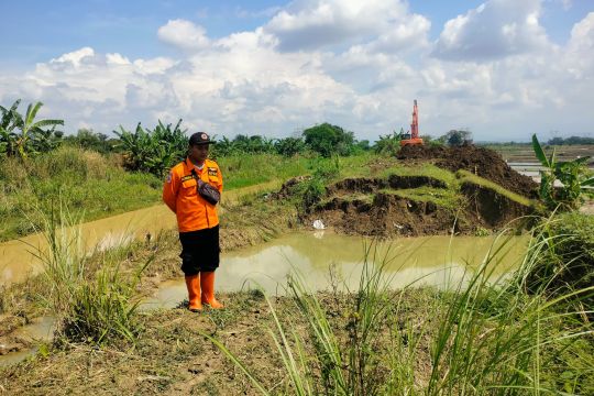 Perbaikan tanggul Sungai Renggong Grobogan tunggu air surut