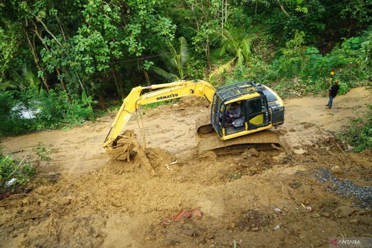 Penanganan longsor di Trenggalek