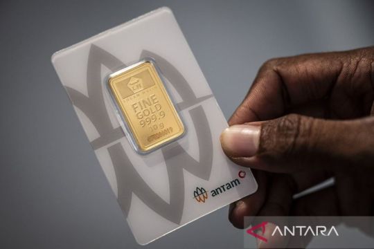 Harga emas Antam turun