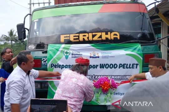 Bupati Temanggung  lepas ekspor pellet kayu perdana ke Korea Selatan