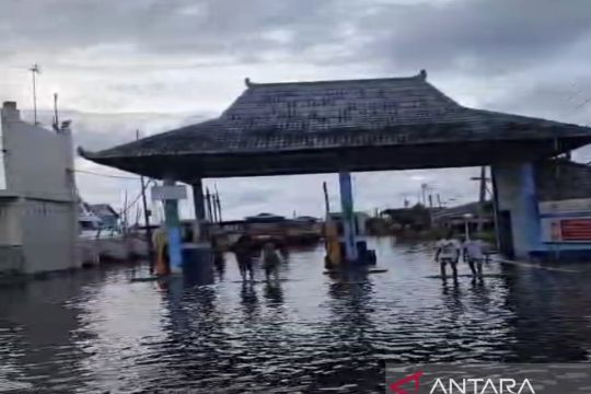 Banjir landa Pelabuhan Semarang akibat tanggul jebol