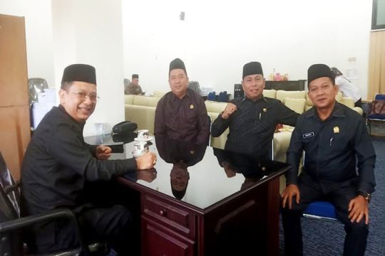 Komisi II DPRD Barut minta penertiban PKL berjualan di badan jalan
