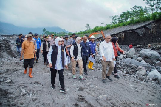 Perbaikan tanggul lahar hujan Gunung Semeru
