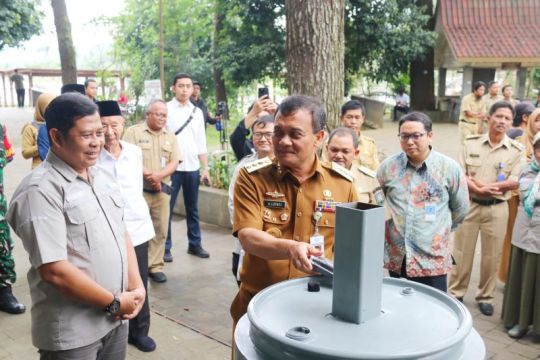 Pemprov Jateng gandeng UNS berdayakan masyarakat olah eceng gondok