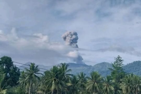 Gunung Dukono erupsi setinggi 1.600 meter