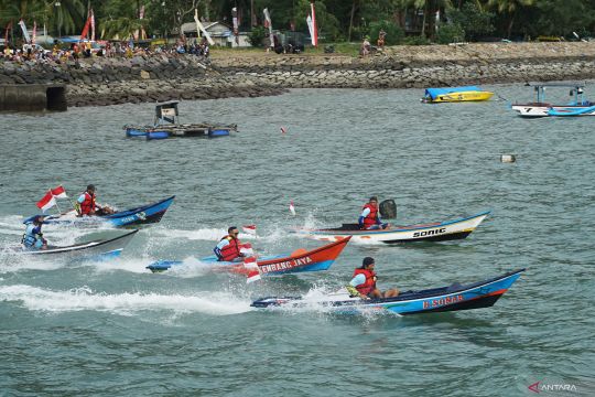 Lomba balap perahu kunting di Pantai Trenggalek