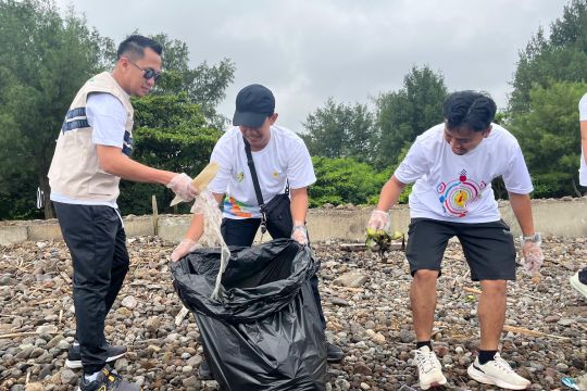 PLN gelar aksi bersih pantai di Semarang