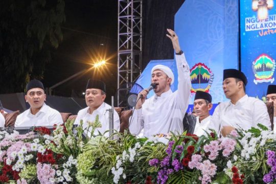 Ribuan warga ikut Jateng Bersholawat bersama Ahmad Luthfi - Taj Yasin