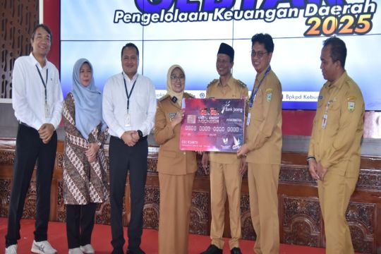 Bank Jateng - Pemkab Kebumen luncurkan Kartu Kredit Pemda