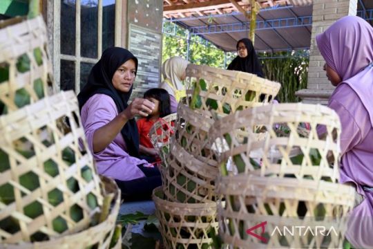 Panitia siapkan bahan pengganti plastik pembungkus daging kurban