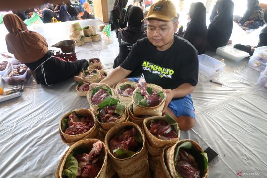 Penggunaan pembungkus daging kurban non plastik