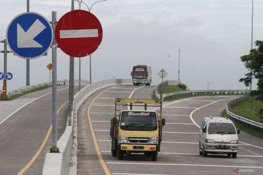 Arus kendaraan selama libur Idul Adha di gerbang tol Ngawi