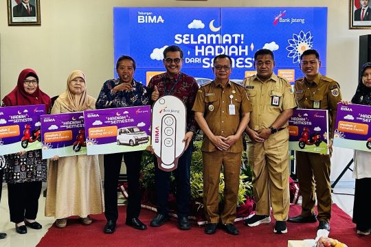 Guru SD di Brebes terima hadiah undian Tabungan Bima