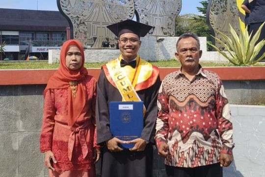 Berlatar belakang SMK Teknis Mesin, Dhafa Wahyu Ramadhan jadi lulusan terbaik Fakultas Hukum Unsoed