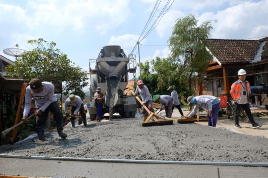 Semen Gresik bangun 3,88 km jalan beton di enam desa