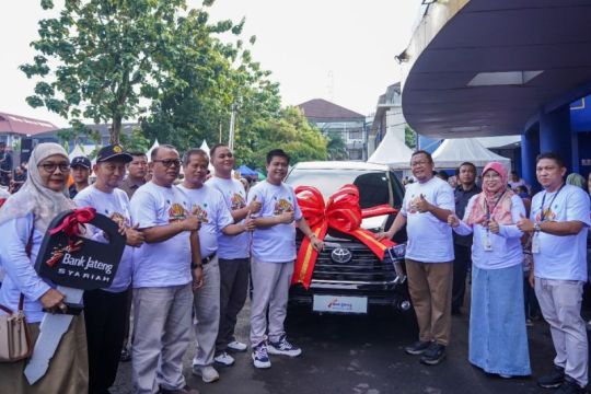 Bank Jateng Syariah serahkan mobil operasional untuk UMP