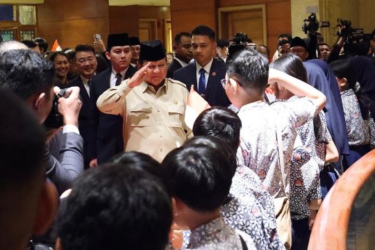 President  Prabowo welcomed by Indonesian students in Singapore
