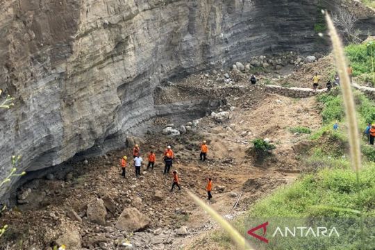 Dua penambang tertimbun longsor galian ilegal di Cirebon