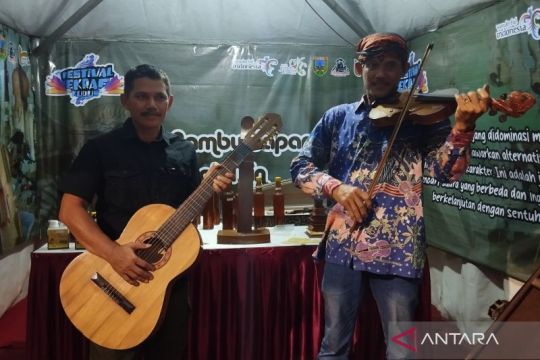 Warga Kudus berhasil membuat kerajinan gitar dari bahan bambu