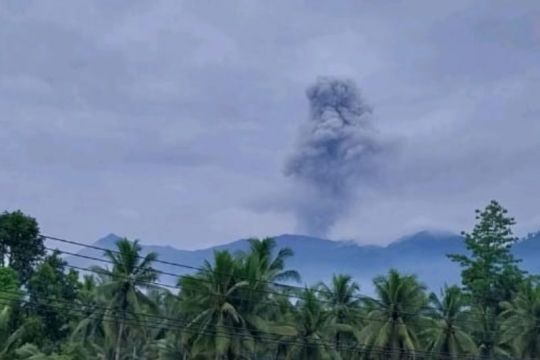 Gunung Dukono erupsi setinggi 1.550 meter
