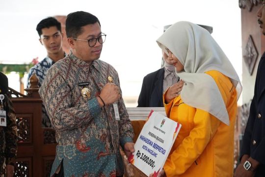 Pemkot Magelang salurkan beasiswa kepada 200 mahasiswa berprestasi