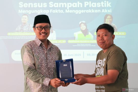 Konferensi pers BRUIN tentang sensus sampah plastik