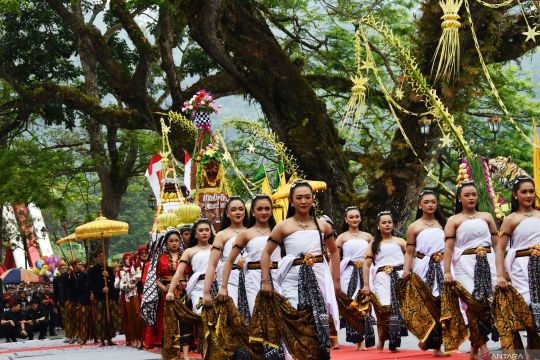Tradisi larungan 1 Suro di telaga Ngebel Ponorogo