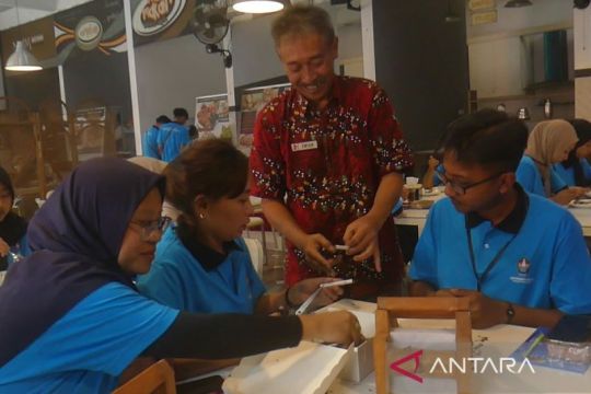 Dinperinaker Temanggung latih petani tembakau pembuatan rokok sigaret kretek tangan