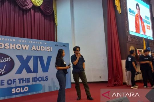 Rony Parulian hibur peserta audisi Indonesian Idol XIV di Solo