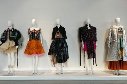 Tren fesyen 2026 versi desainer India fokus keanggunan dan keberlanjutan