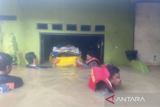 Hampir  seribu warga Jakarta mengungsi ke tempat lebih aman