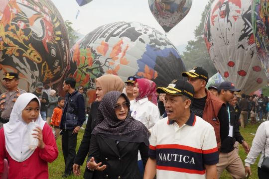 Mbak Iin tertarik balon udara ikut terbang di Tegal