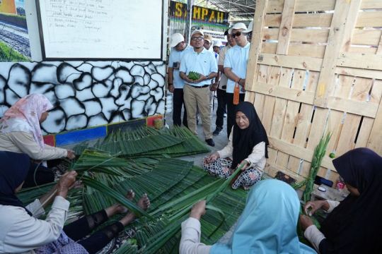 Bank Sampah Abhipraya Cilacap sulap daun nipah jadi besek-polybag ramah lingkungan