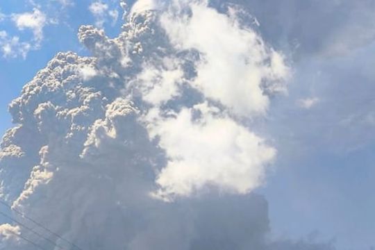 Gunung Lewotobi Laki-Laki erupsi hingga 18.000 meter