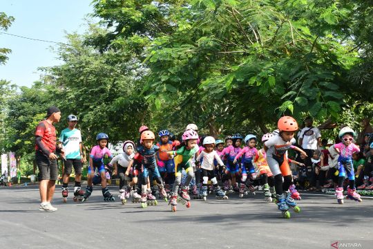 Latihan bersama sepatu roda di Madiun