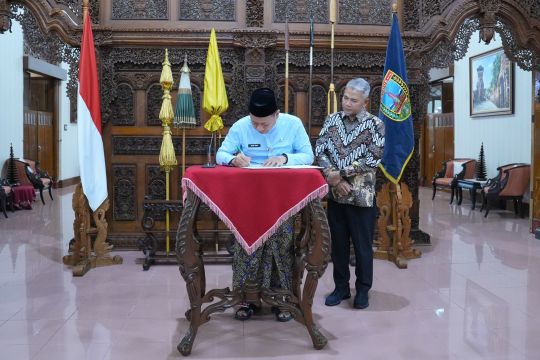 PT Semen Gresik - Pemkab Kudus teken MoU pemanfaatan sampah kota jadi RDF