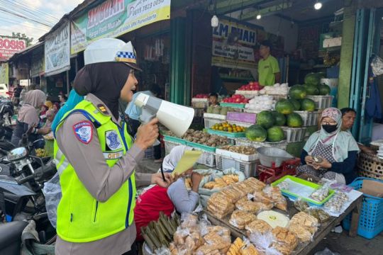 Polresta  Banyumas ajak warga di pasar patuhi peraturan lalu lintas