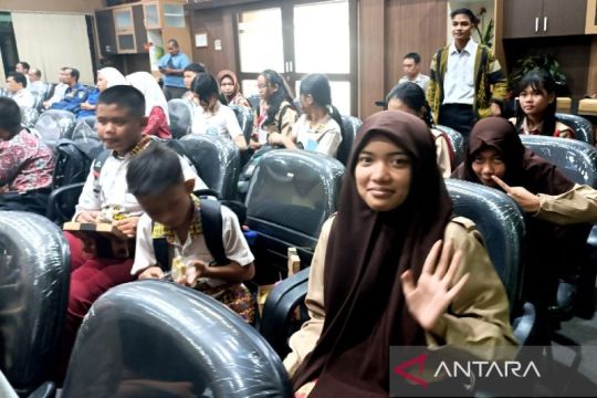 Puluhan pelajar SMPN 1 Sampit ikuti rapat paripurna di gedung DPRD