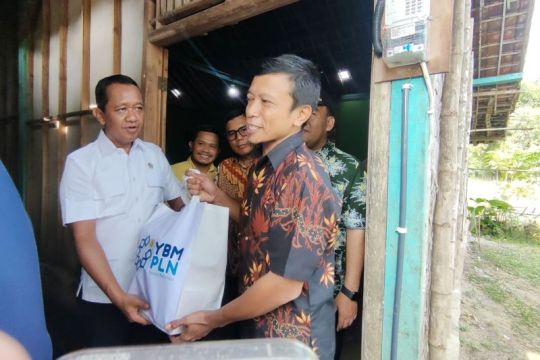 Menteri ESDM dan Direksi PLN tinjau langsung bantuan pasang baru listrik gratis