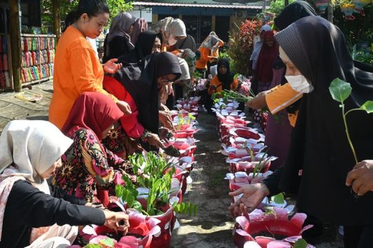 Tim UKMPR Unsoed latih warga Muntang manfaatkan pekarangan untuk ketahanan pangan