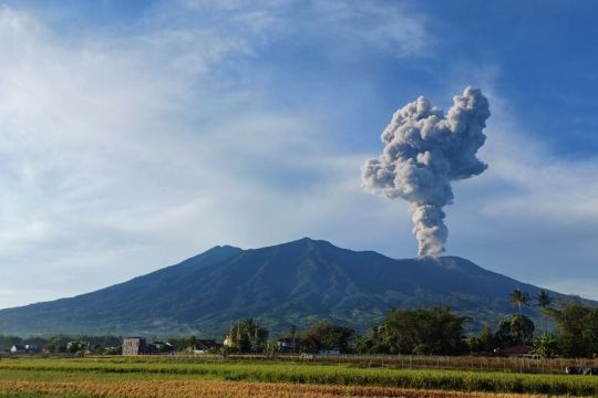 Gunung Marapi erupsi setinggi 1,6 kilometer