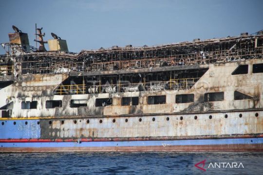 Kondisi terkini KM Barcelona V pasca terbakar di Pantai Talise