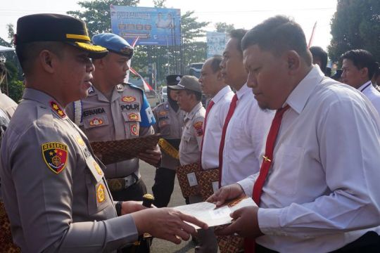 Polres Purbalingga  beri penghargaan kepada 16 personel berprestasi