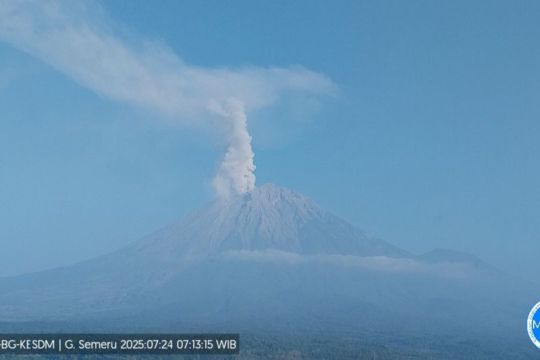 Gunung Semeru erupsi dengan letusan setinggi 1 km